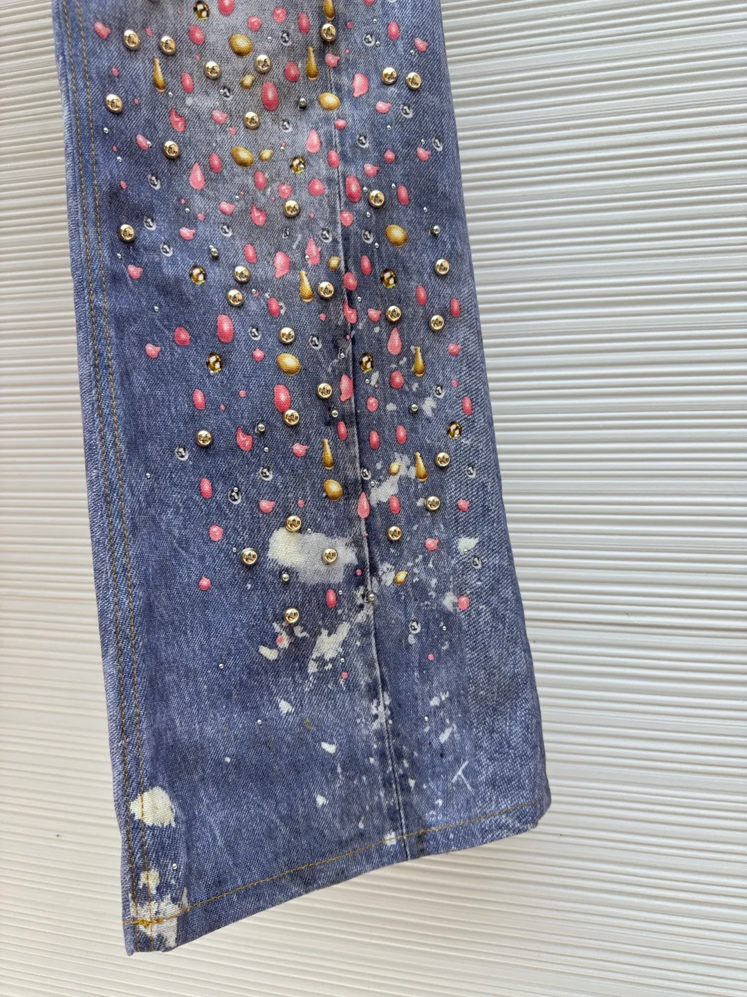 Acne Studios Japan Minami Aoyama capsule series jeans ●Authentic product: 7599 purchase and development ●Item number: 1680089-B10 ●Material: denim fabric ●Technology: three-dimensional beading ●Version: loose version ●Weight: about 625 grams ●Size: 34-36-38-40 ●Description: Part of the printing part is three-dimensional beading, the effect of the collision of the two processes! The overall wiring is straight and delicate, the fabric is comfortable and soft, and the color is consistent without color difference. It can be matched with the same style to create a fashionable look and control various occasions. Customized accessories, complete with three standards, same style for men and women!
